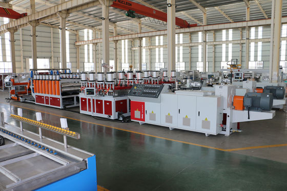 1220MM PVC WPC Board Extrusion Line Sekrup Ganda 550kg / H.