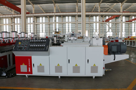 1220MM PVC WPC Board Extrusion Line Sekrup Ganda 550kg / H.